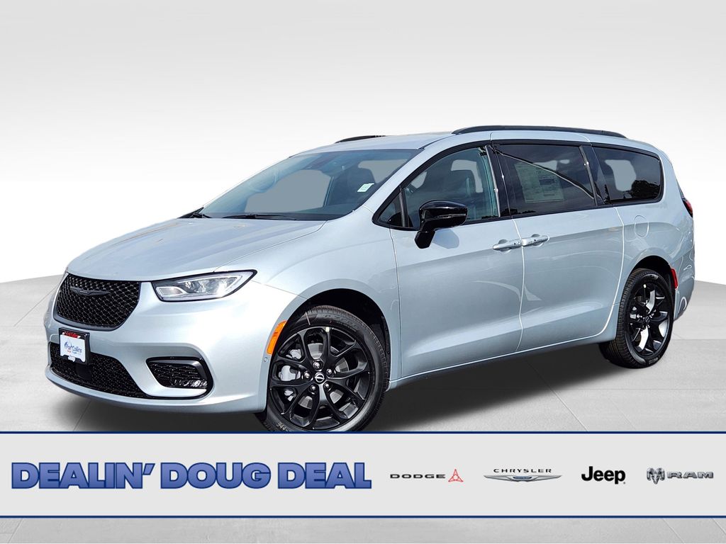 2026 Chrysler Pacifica Select's photo