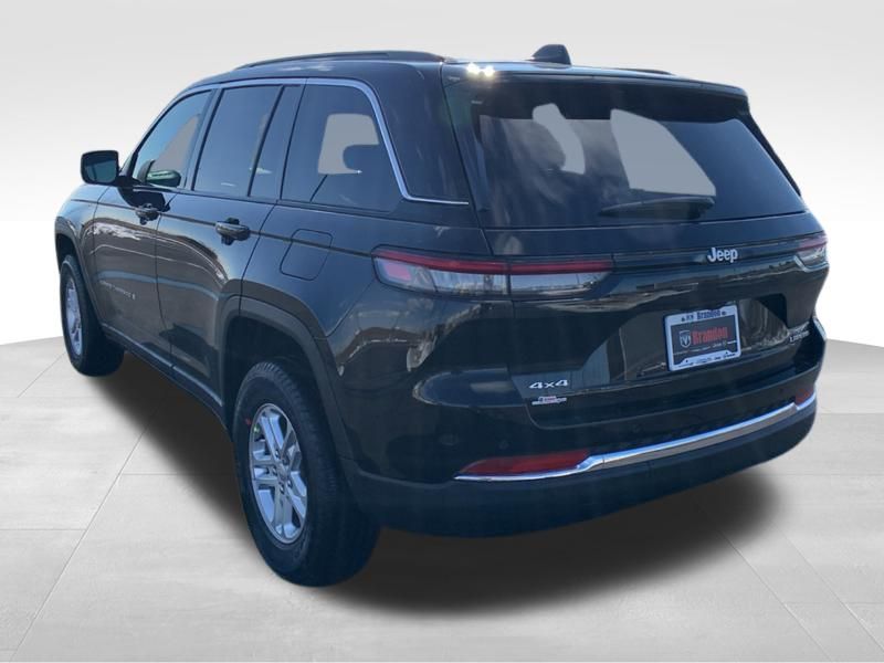 2025 Jeep Grand Cherokee Laredo photo 2