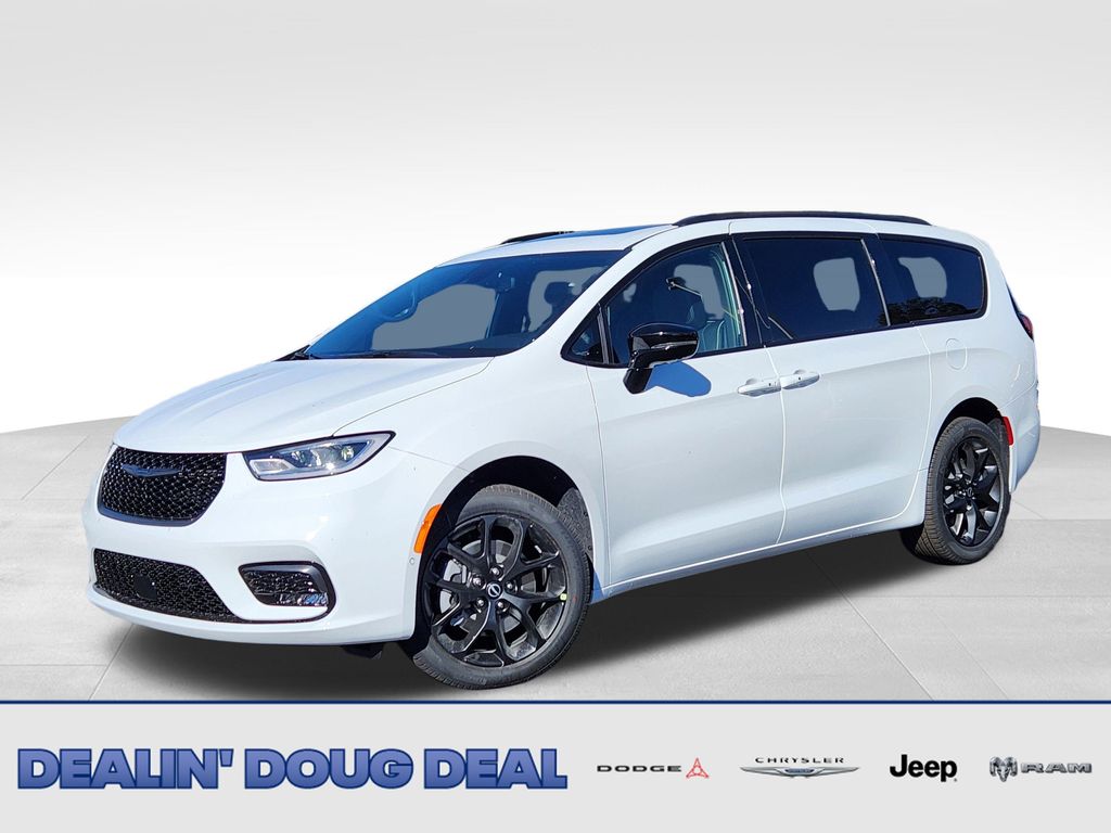 2026 Chrysler Pacifica Limited's photo