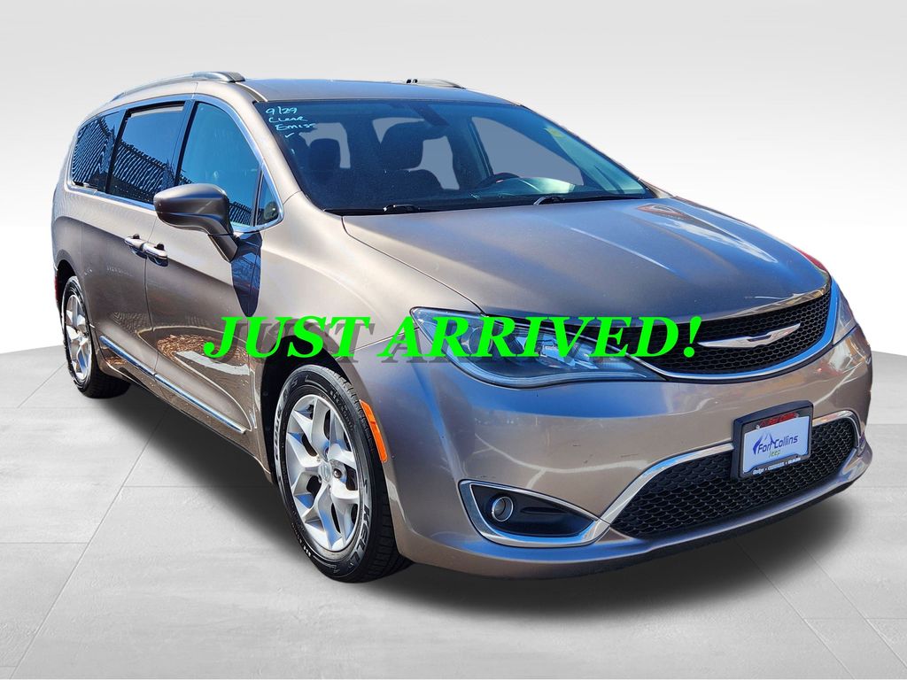 2017 Chrysler Pacifica Touring L photo 3