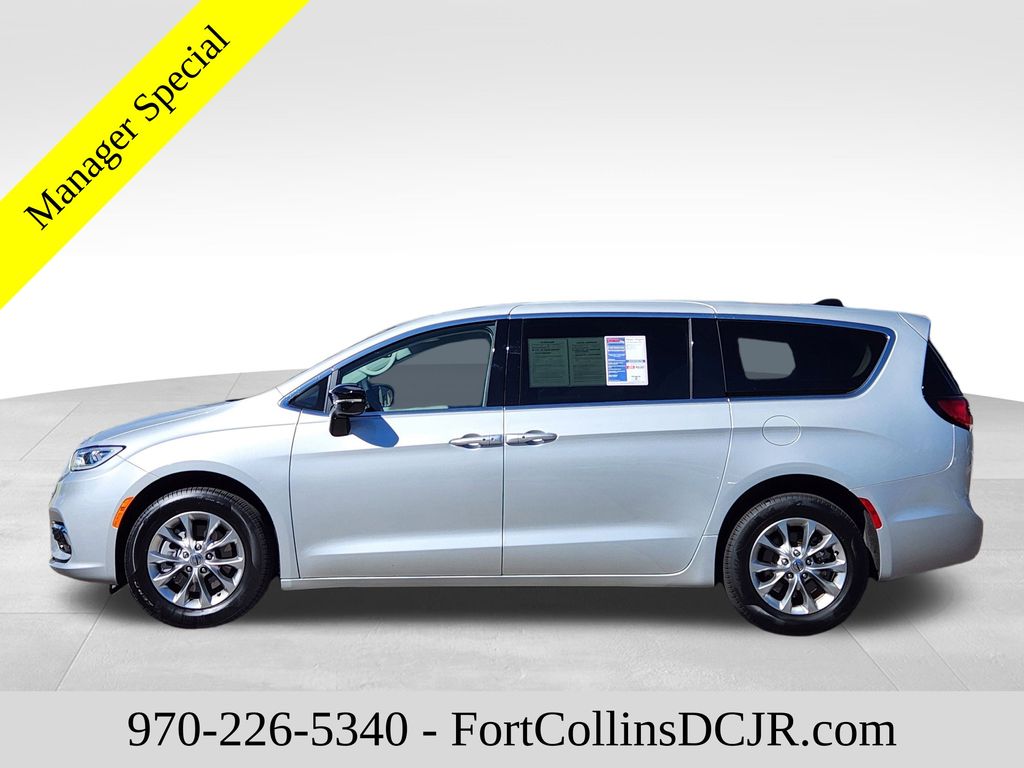 2024 Chrysler Pacifica Touring L photo 2