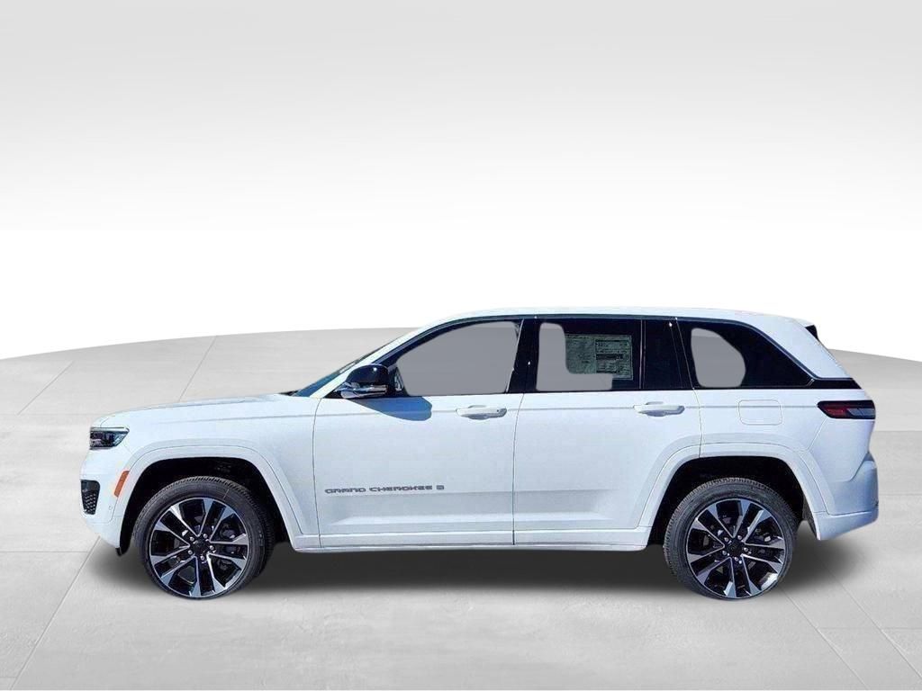 2025 Jeep Grand Cherokee Overland photo 2