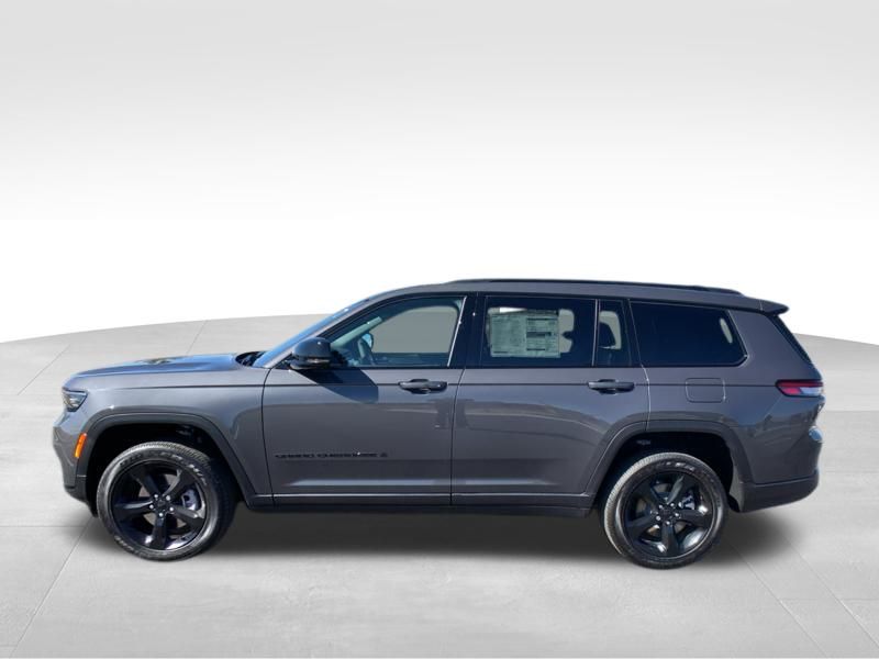 2025 Jeep Grand Cherokee Altitude photo 2