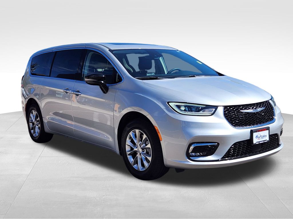 2024 Chrysler Pacifica Touring L photo 4