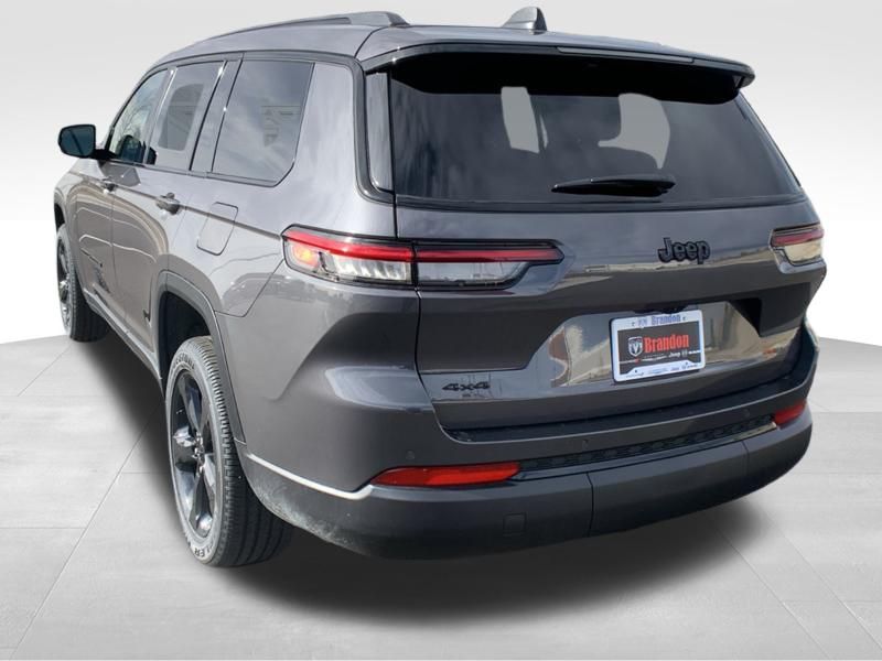 2025 Jeep Grand Cherokee Altitude photo 3