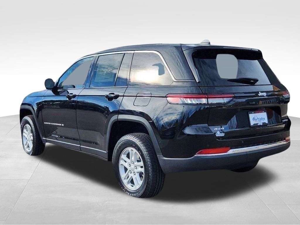 2025 Jeep Grand Cherokee Laredo photo 2