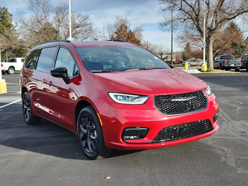 New 2026 Chrysler Pacifica Limited Passenger Van