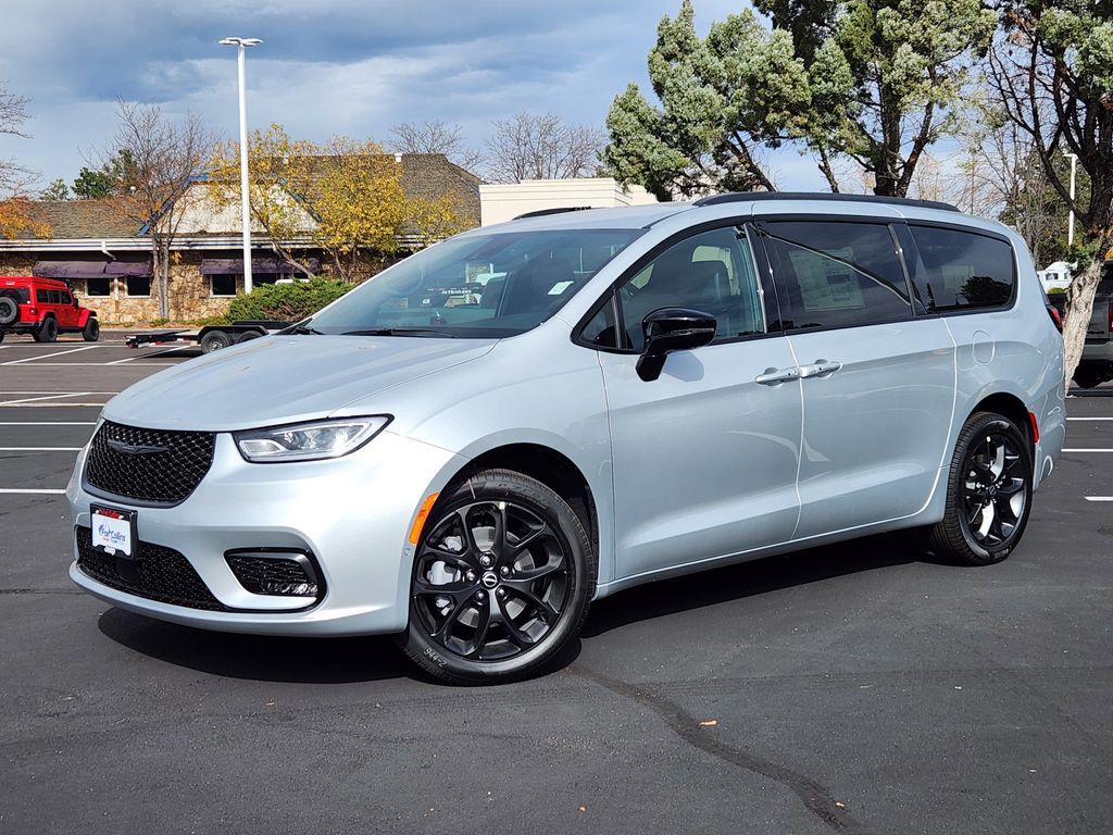 2026 Chrysler Pacifica Select's photo