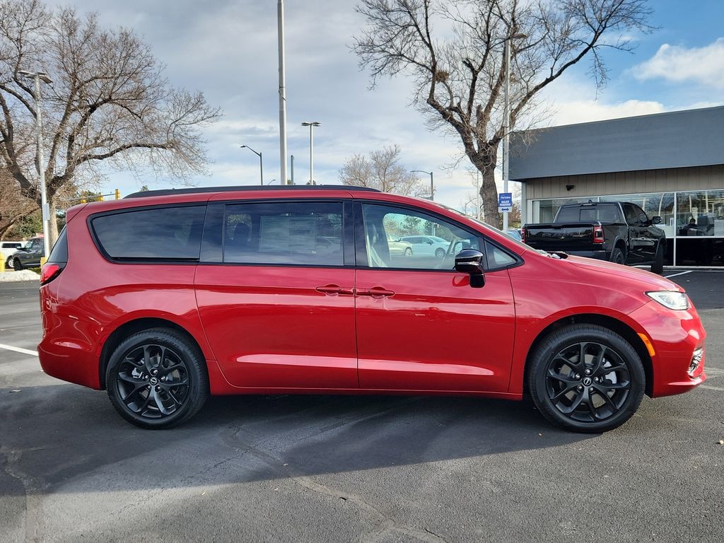 New 2026 Chrysler Pacifica Limited Passenger Van