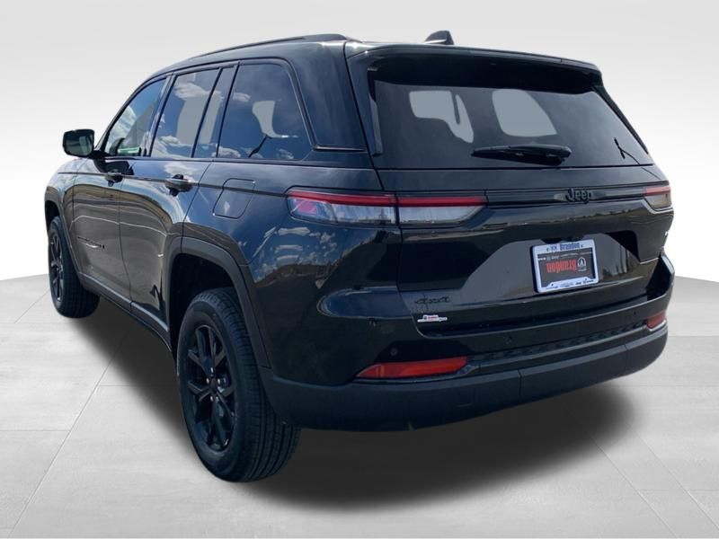 2025 Jeep Grand Cherokee Altitude photo 3