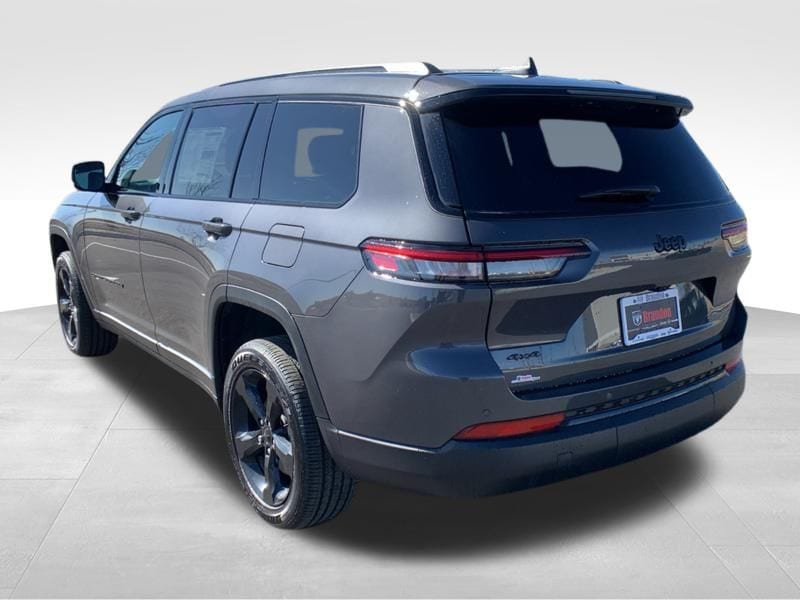 2025 Jeep Grand Cherokee Altitude photo 3