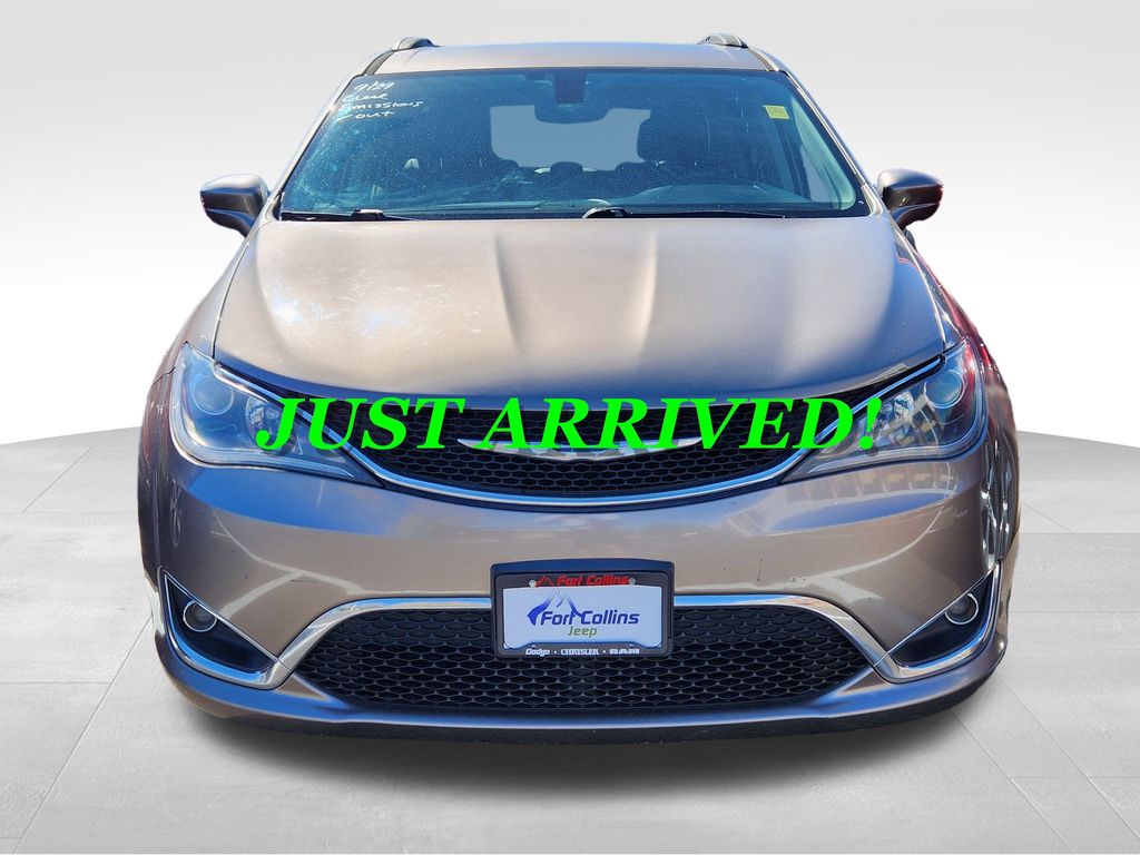 2017 Chrysler Pacifica Touring L photo 2