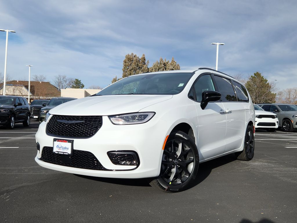 2026 Chrysler Pacifica Select's photo