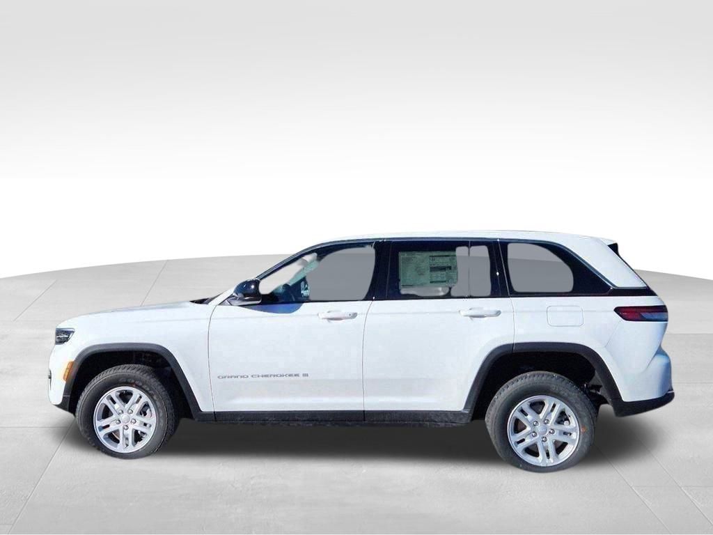 2025 Jeep Grand Cherokee Laredo photo 2