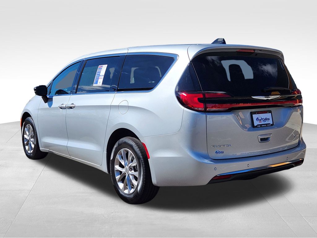 2024 Chrysler Pacifica Touring L photo 3