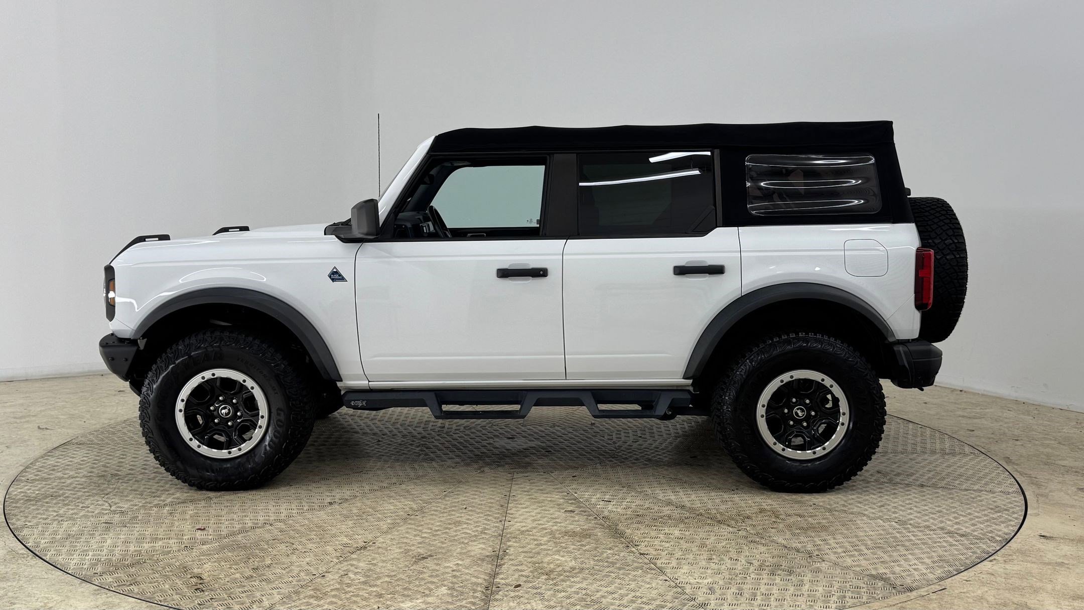 2021 Ford Bronco Black Diamond photo 2