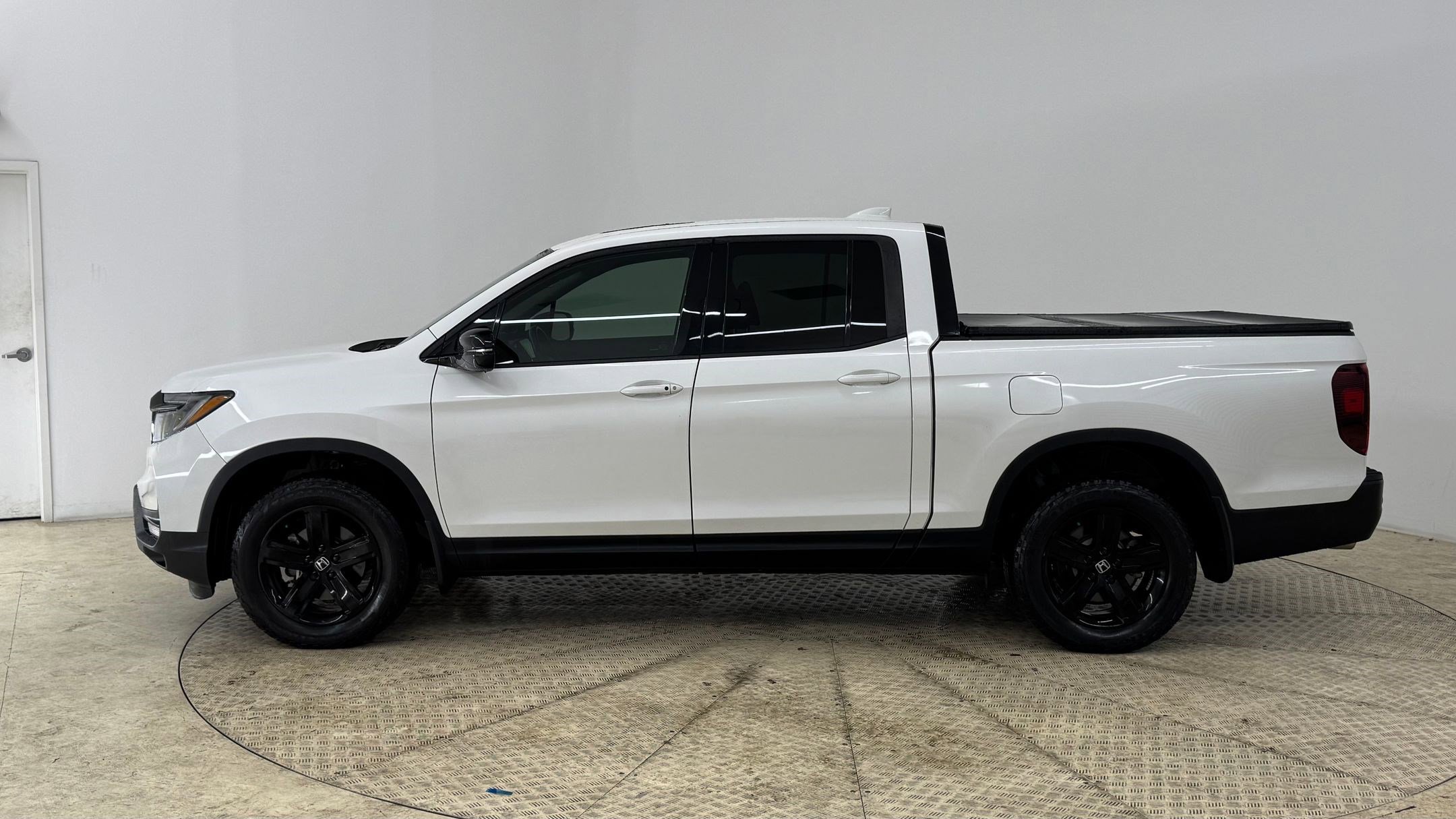 2023 Honda Ridgeline Black Edition photo 2