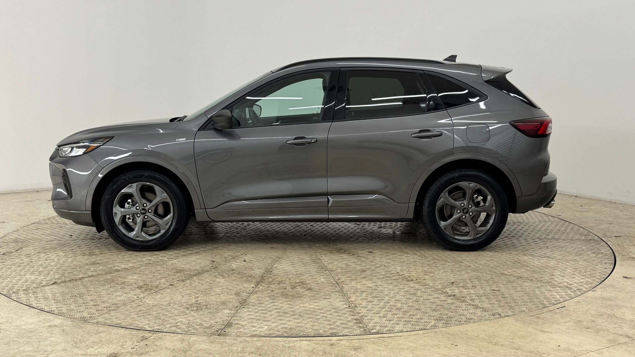 2024 Ford Escape ST-Line photo 2