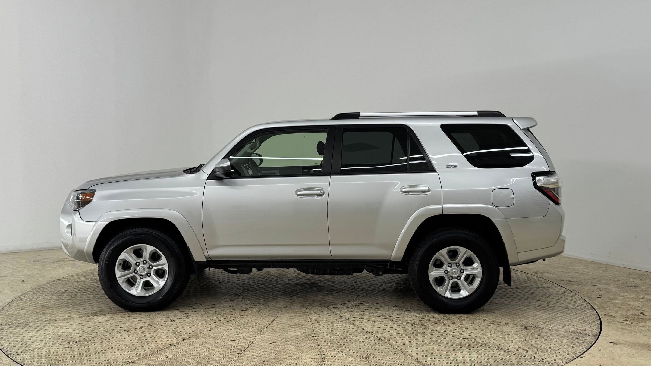 2021 Toyota 4Runner SR5 photo 2