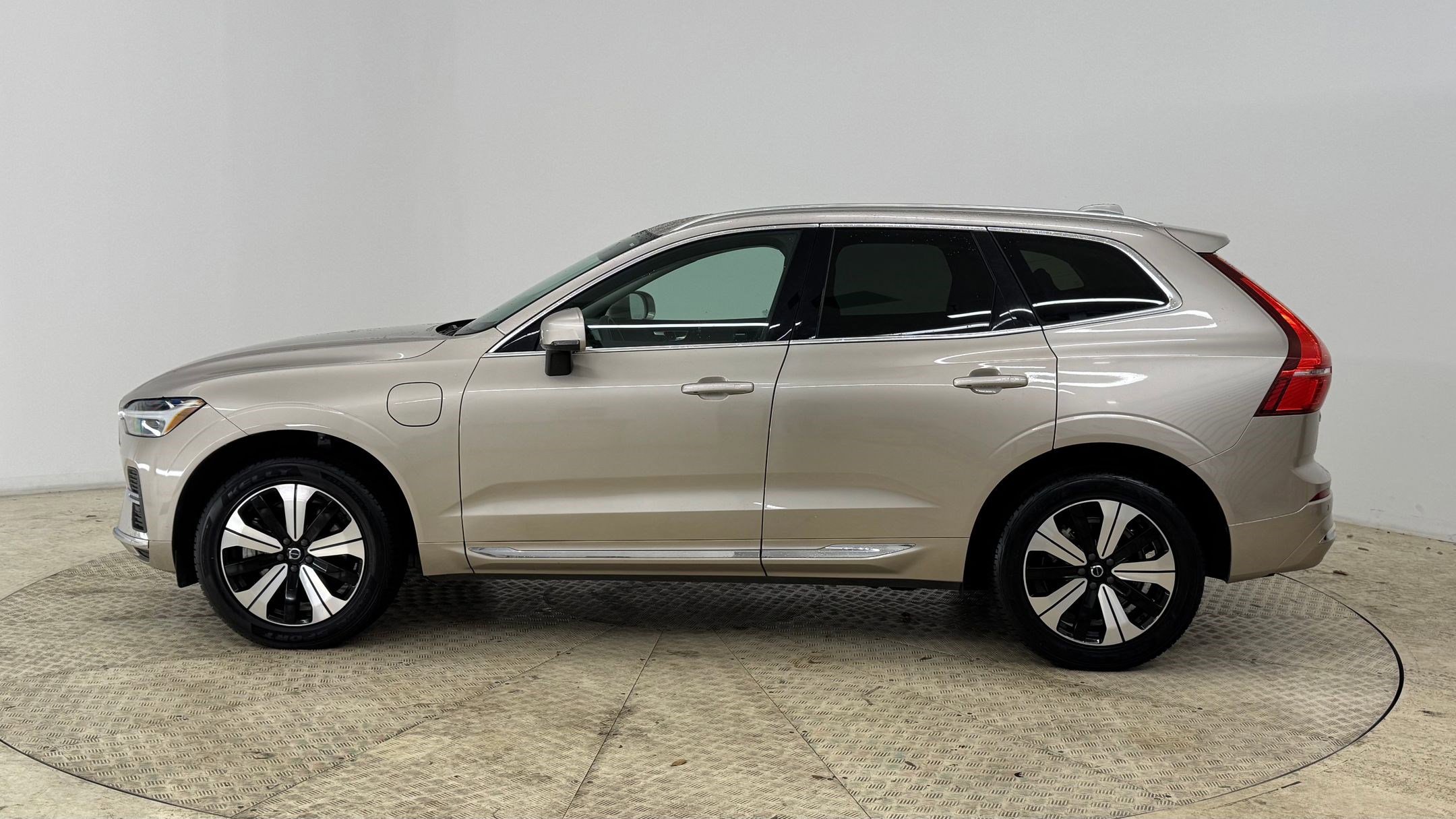 2023 Volvo XC60 Recharge Hybrid Core photo 2