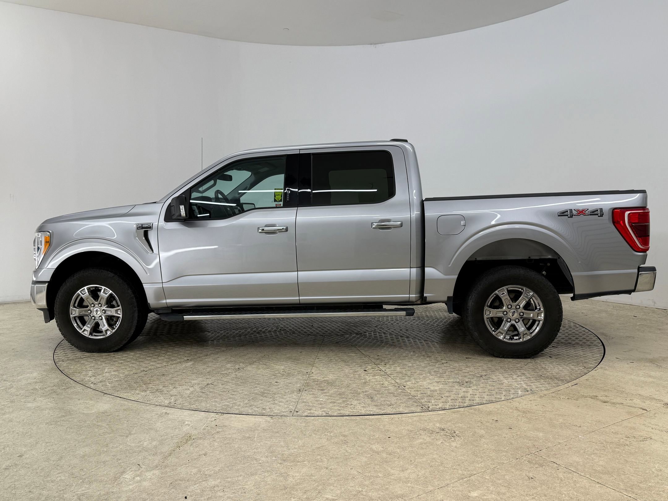 2021 Ford F-150 XLT photo 2