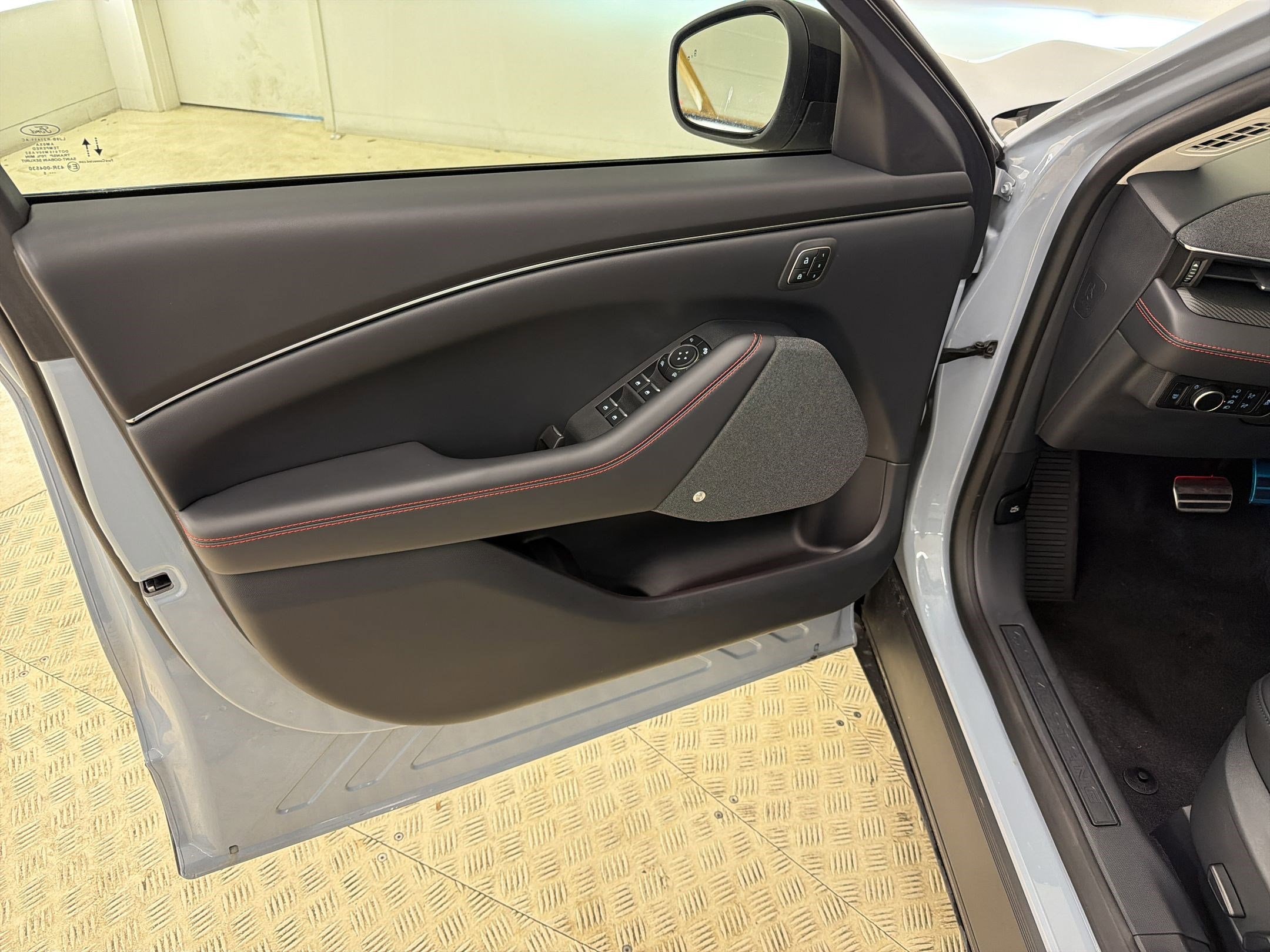 2025 Ford Mustang Mach-E Premium - Photo 20