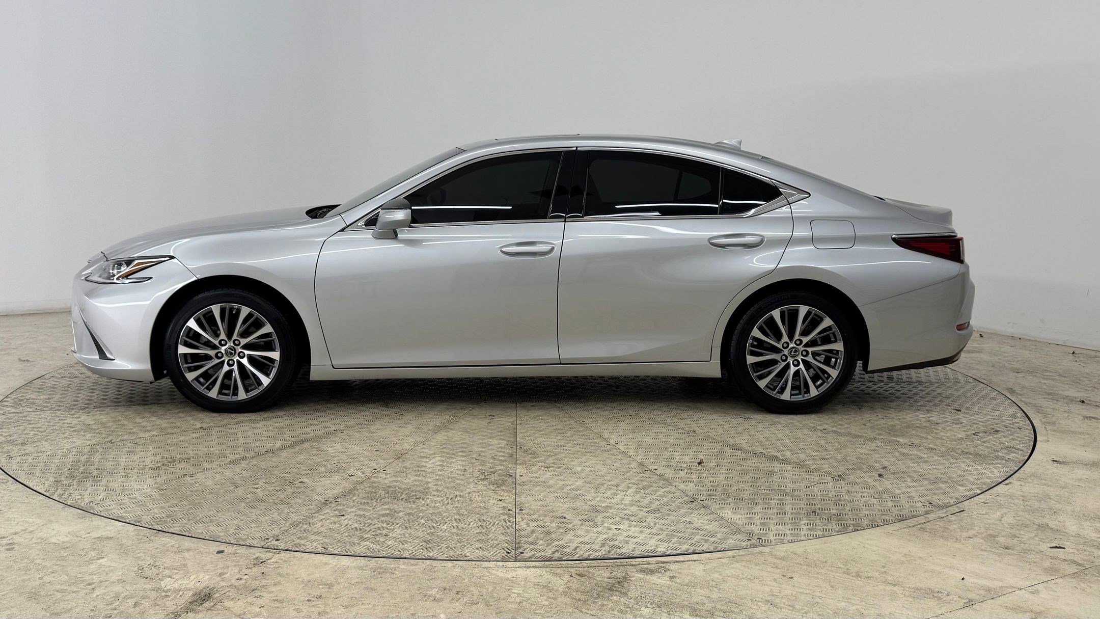 2019 Lexus ES 350 photo 2