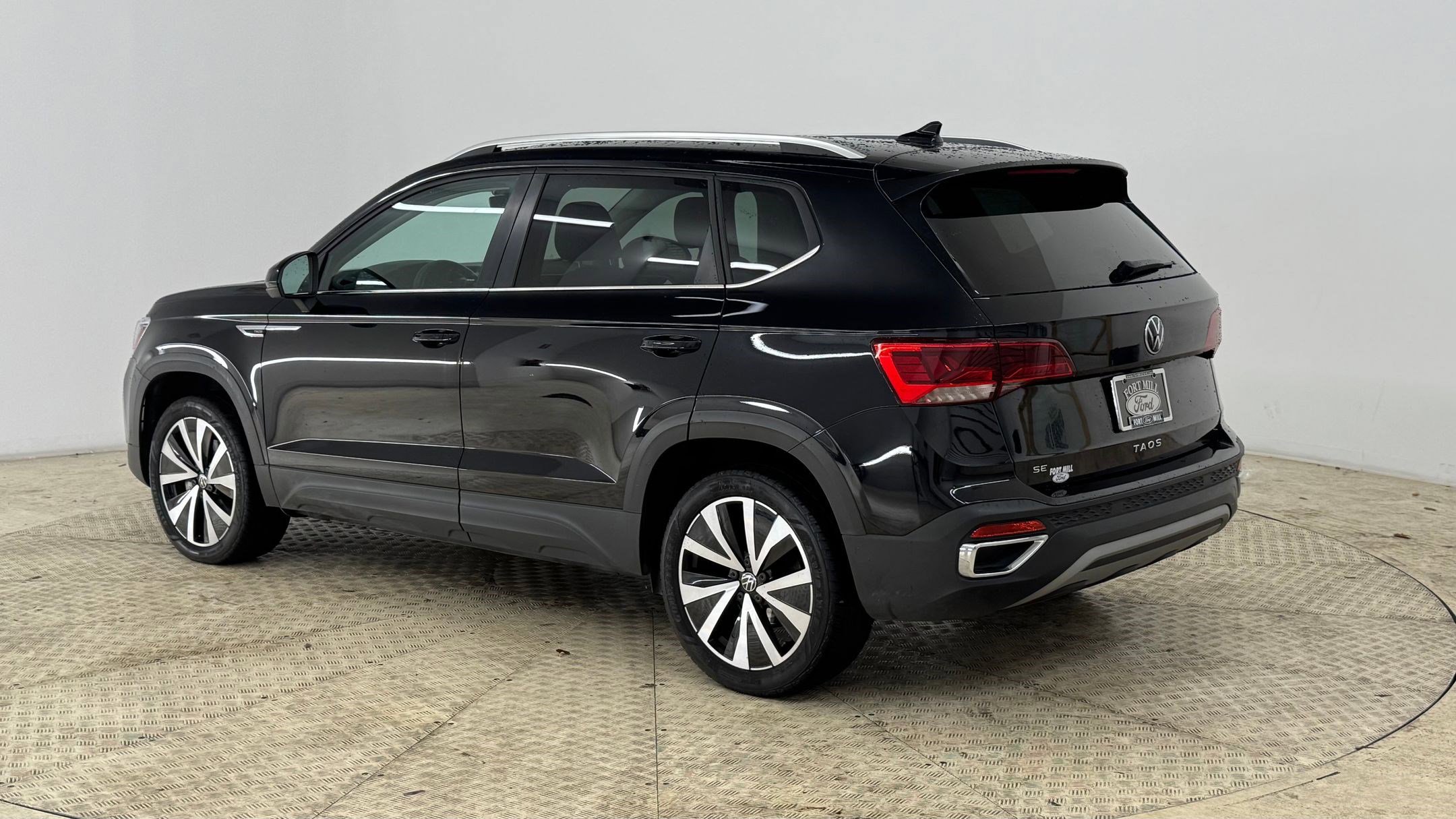 2024 Volkswagen Taos SE photo 3