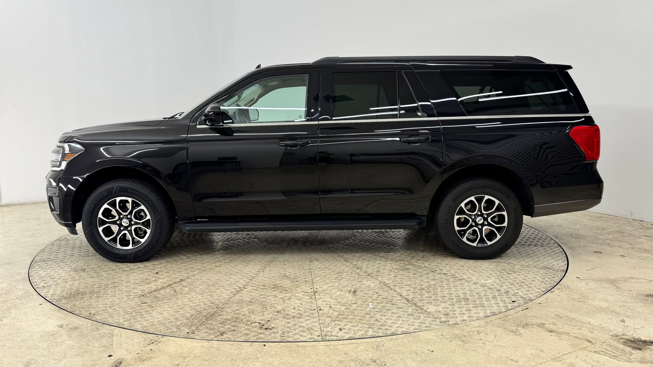 2024 Ford Expedition MAX XLT photo 2