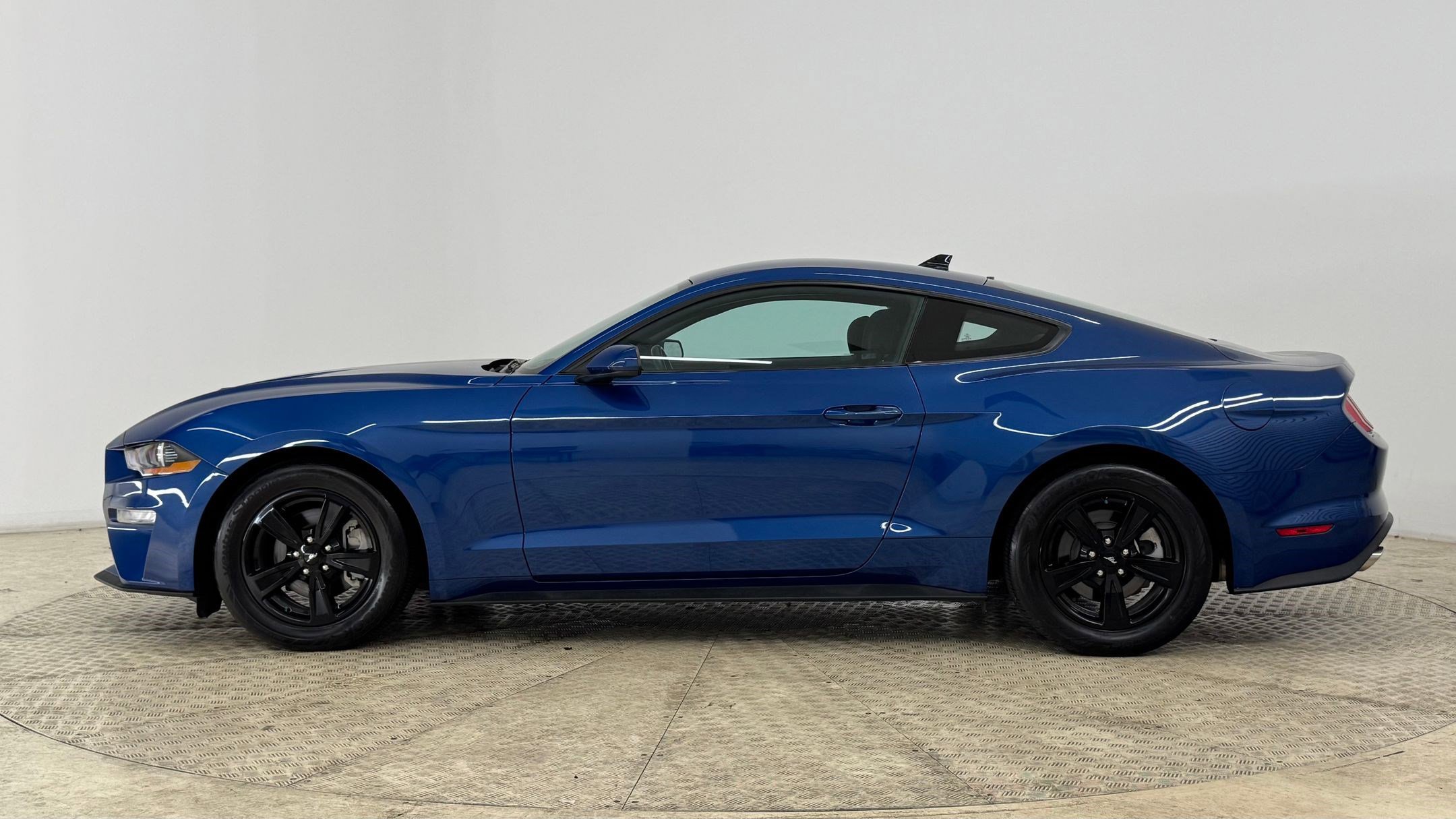 2022 Ford Mustang EcoBoost photo 2
