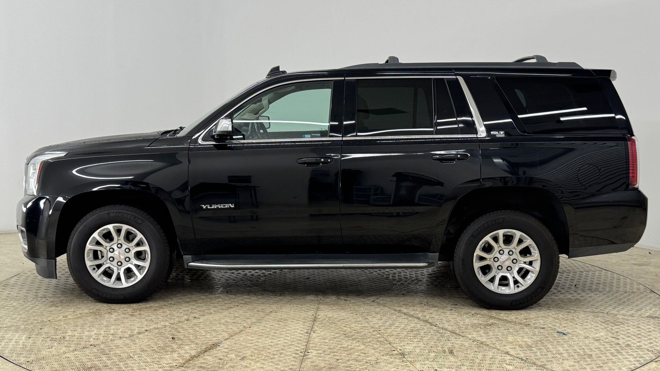 2017 Gmc Yukon SLT photo 2
