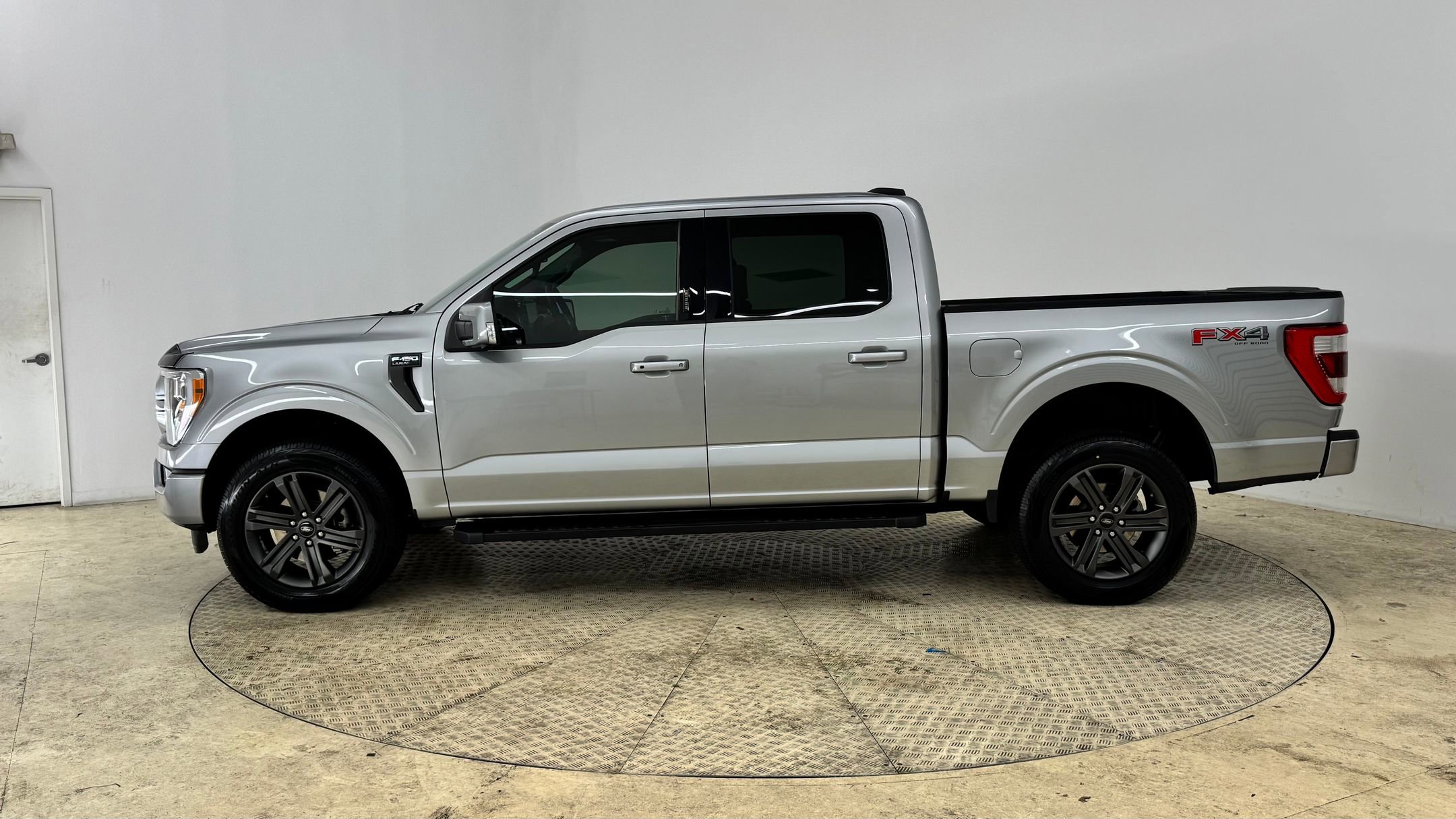 2023 Ford F-150 Lariat photo 2