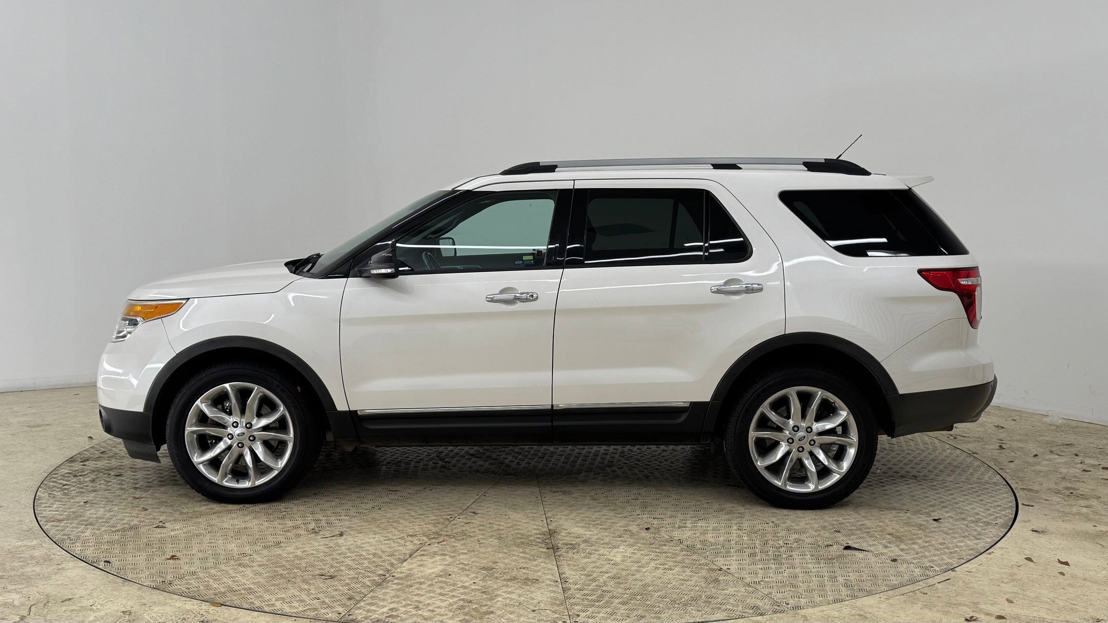 2015 Ford Explorer XLT photo 2