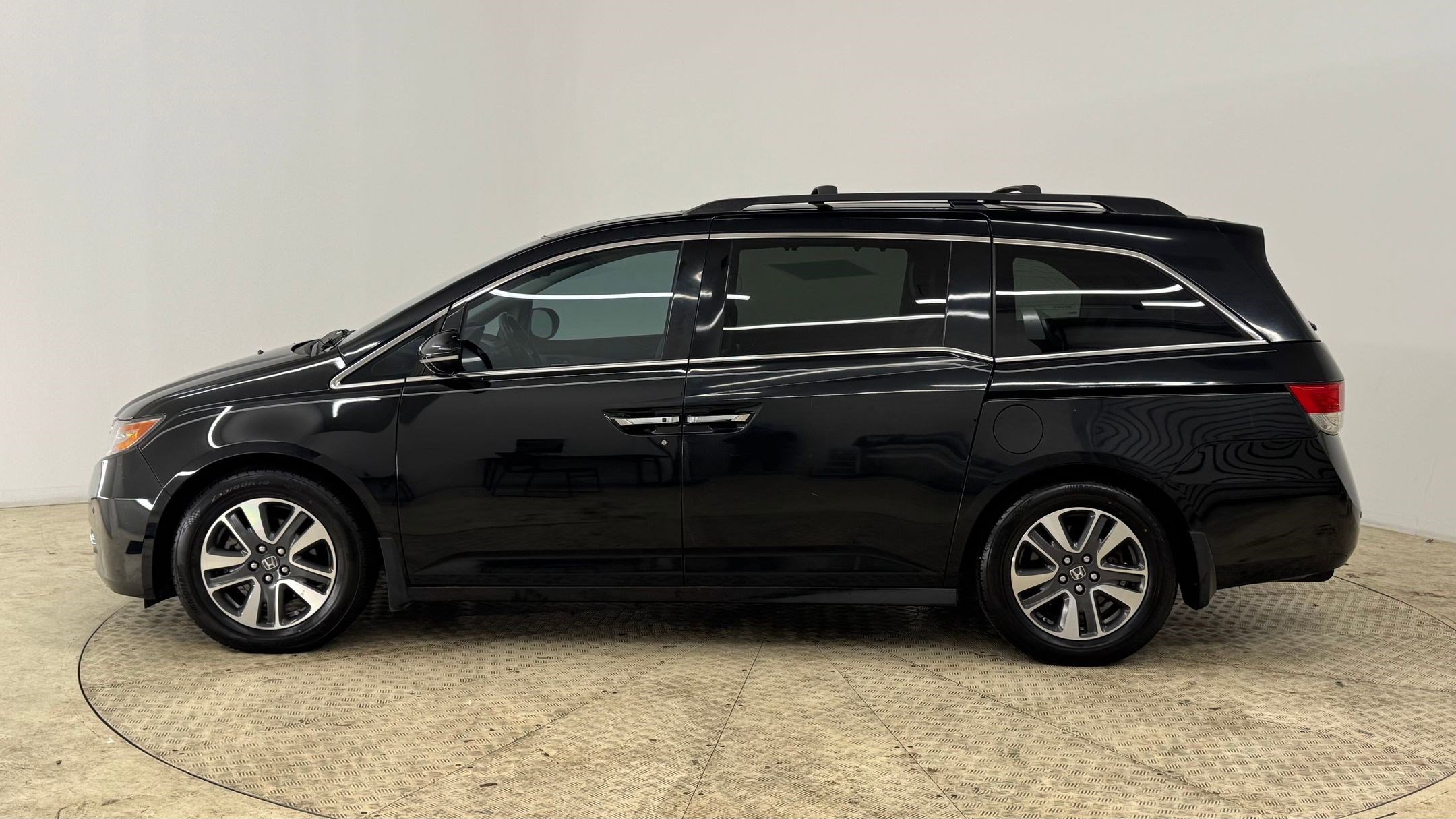 2016 Honda Odyssey Touring Elite photo 2