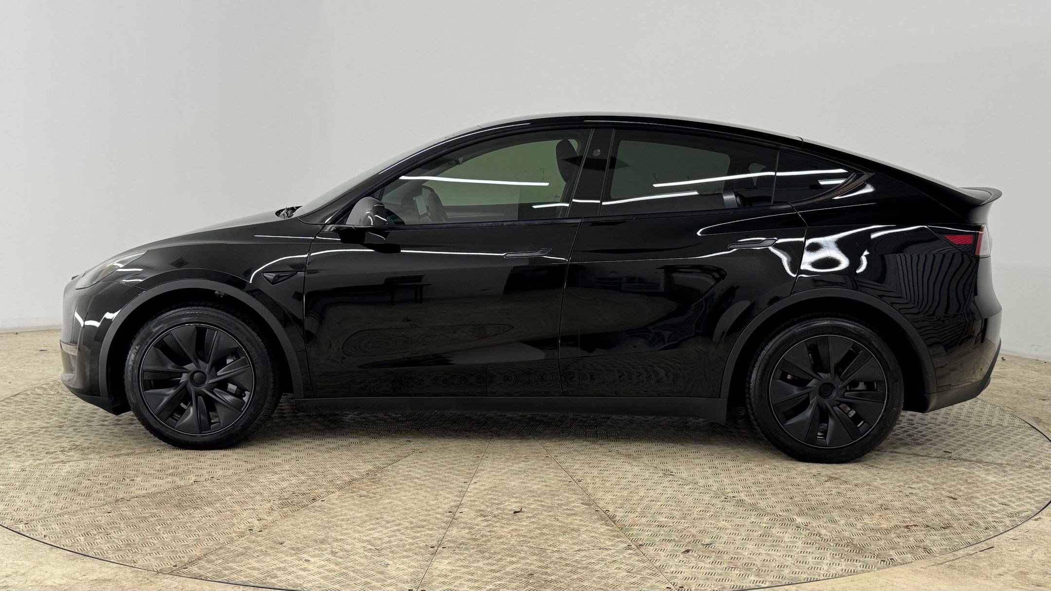 2024 Tesla Model Y Long Range photo 2