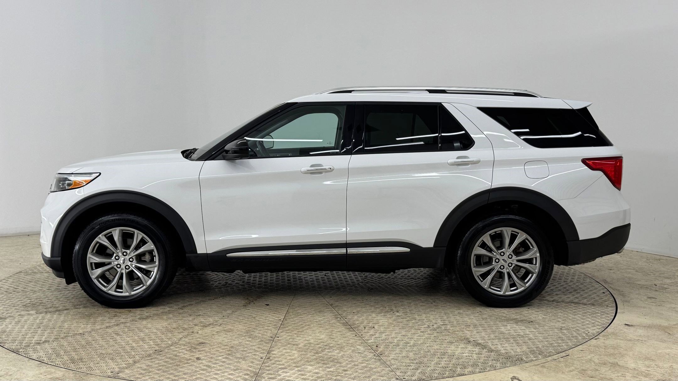 2023 Ford Explorer Limited photo 2