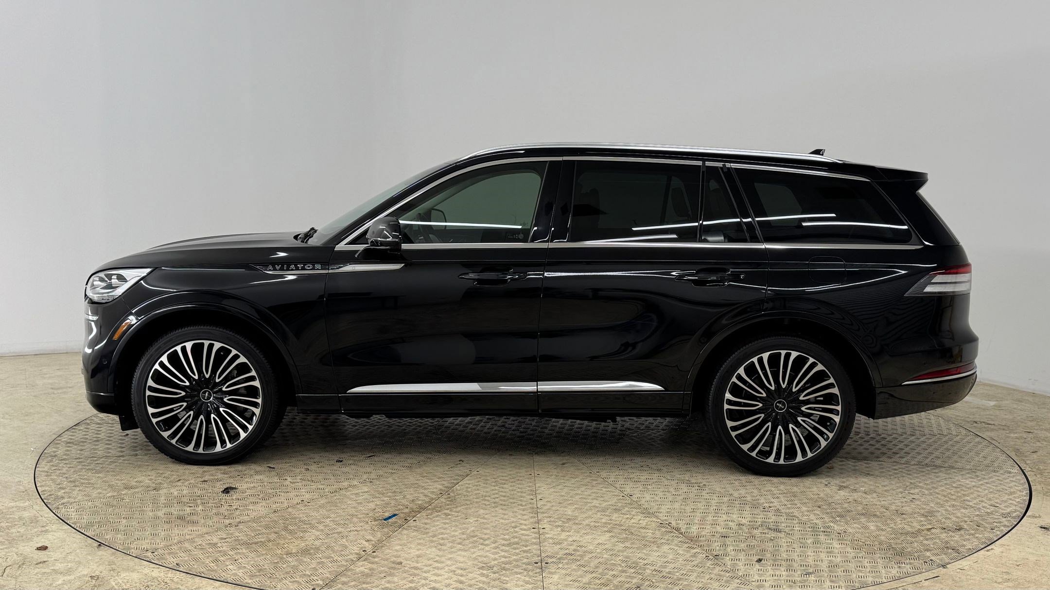 2023 Lincoln Aviator Black Label photo 2