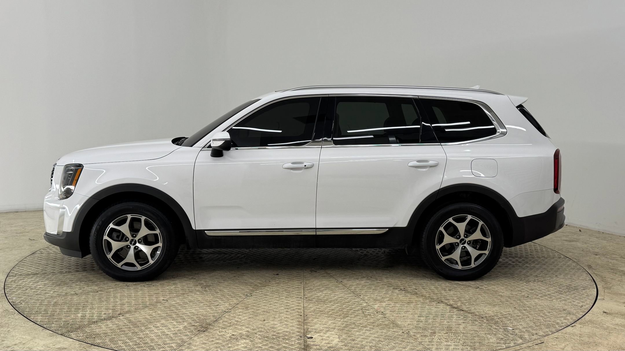 2022 Kia Telluride EX photo 2