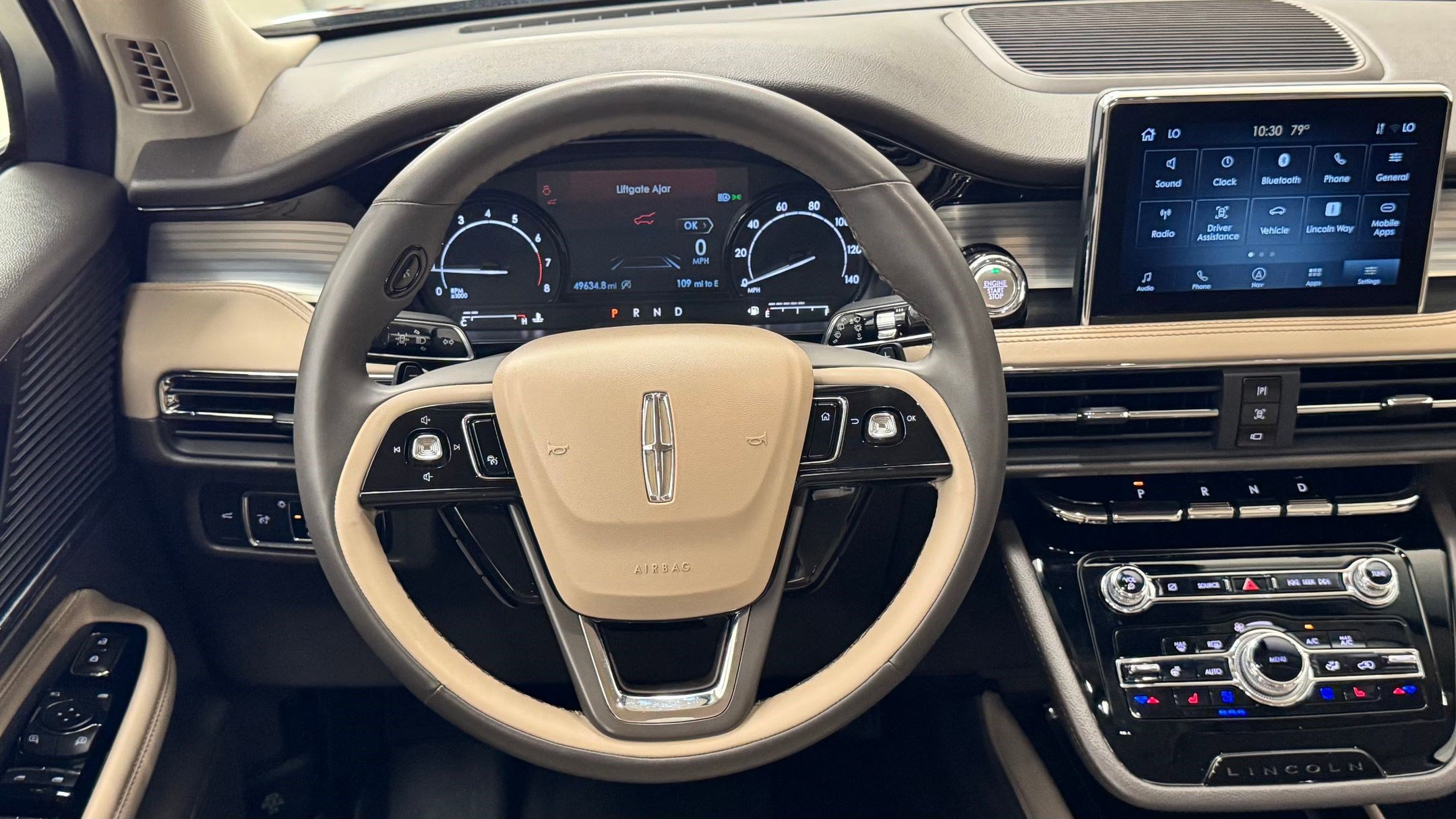 2022 Lincoln Corsair Standard photo 2