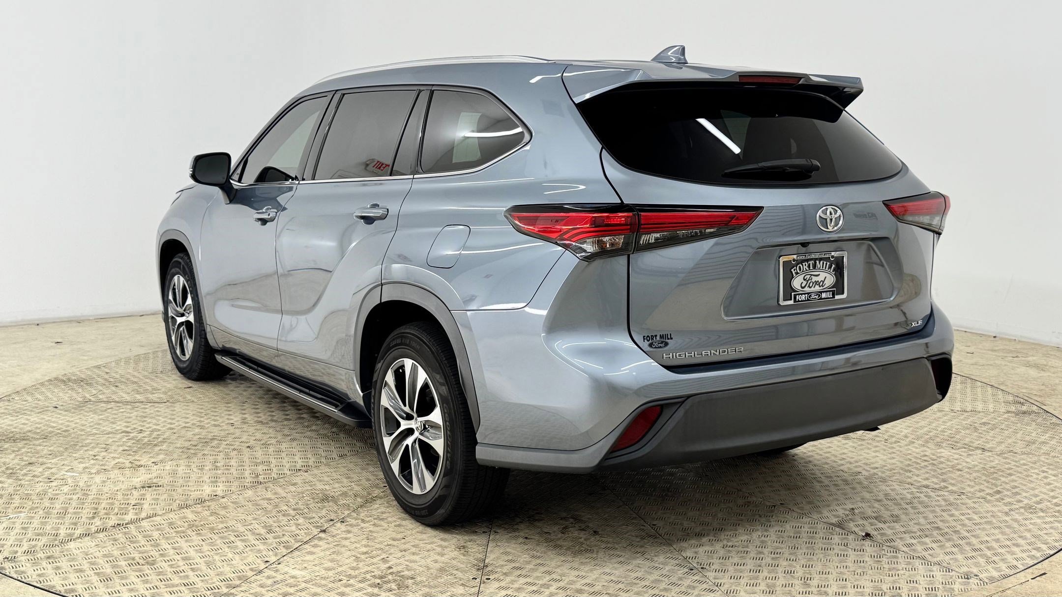 2020 Toyota Highlander XLE photo 2