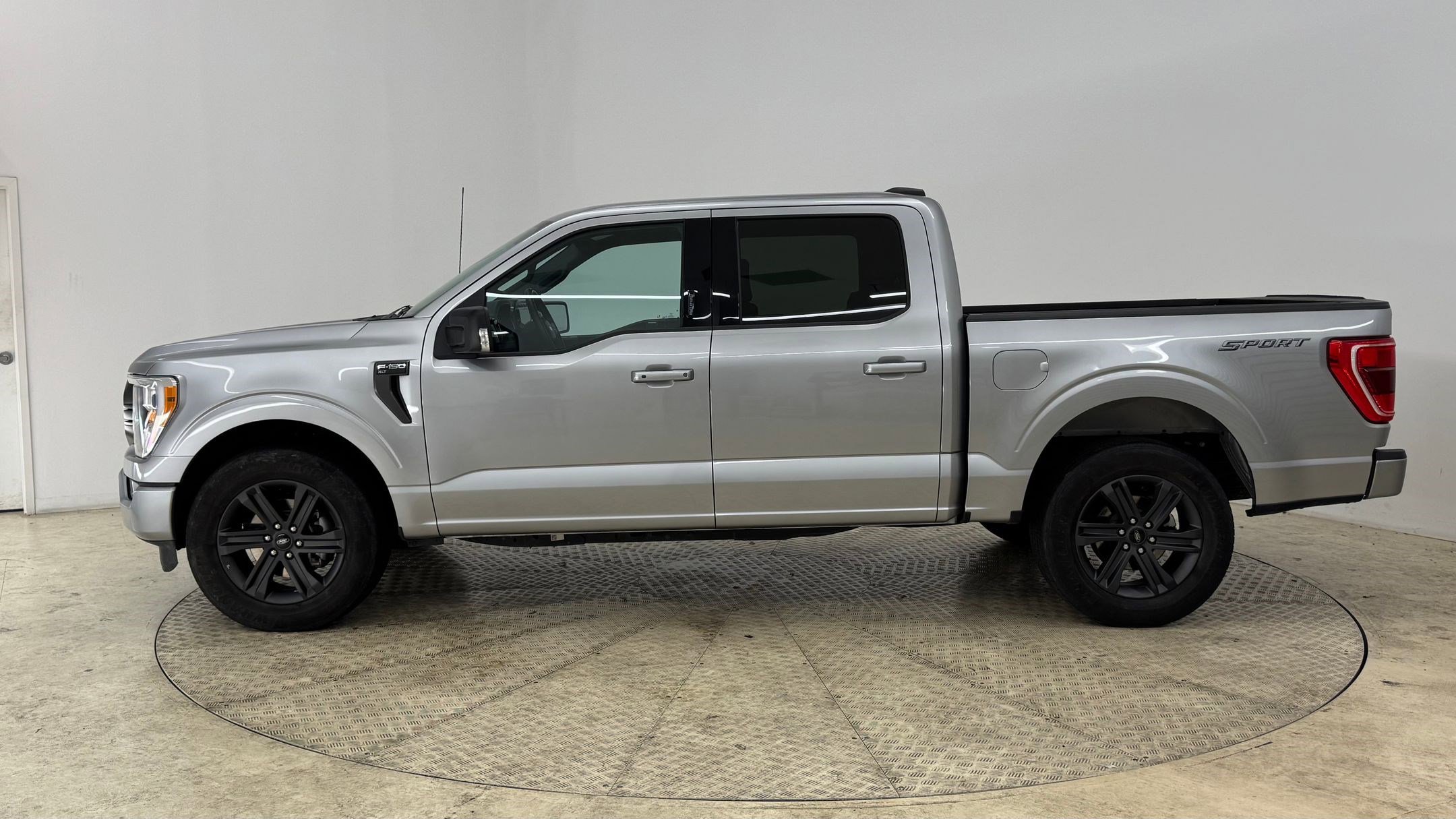2023 Ford F-150 XLT photo 2