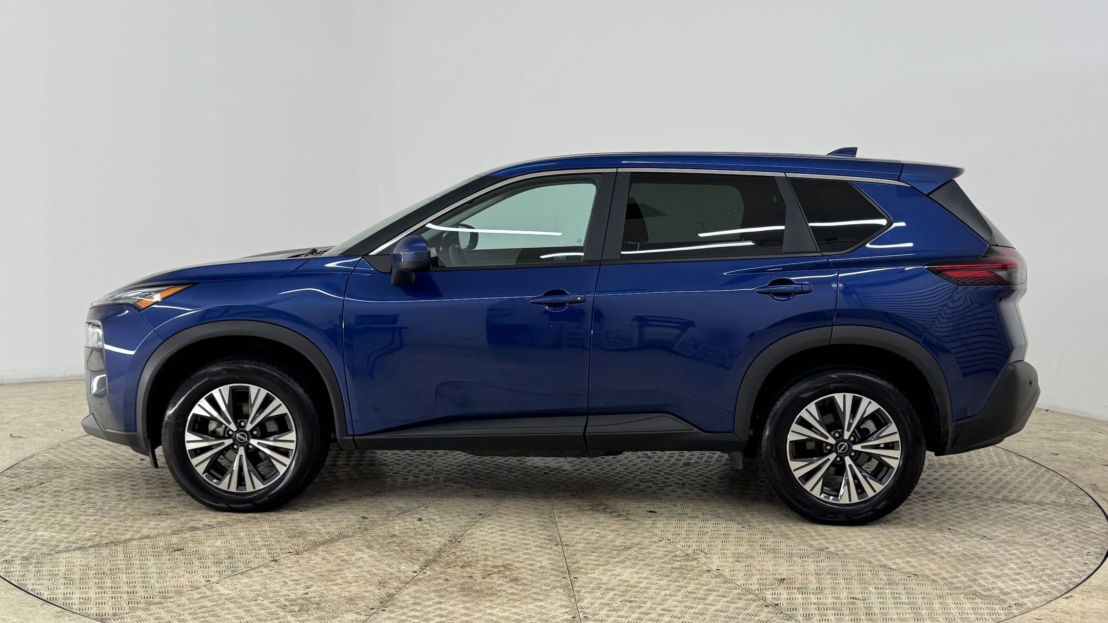 2023 Nissan Rogue SV photo 2