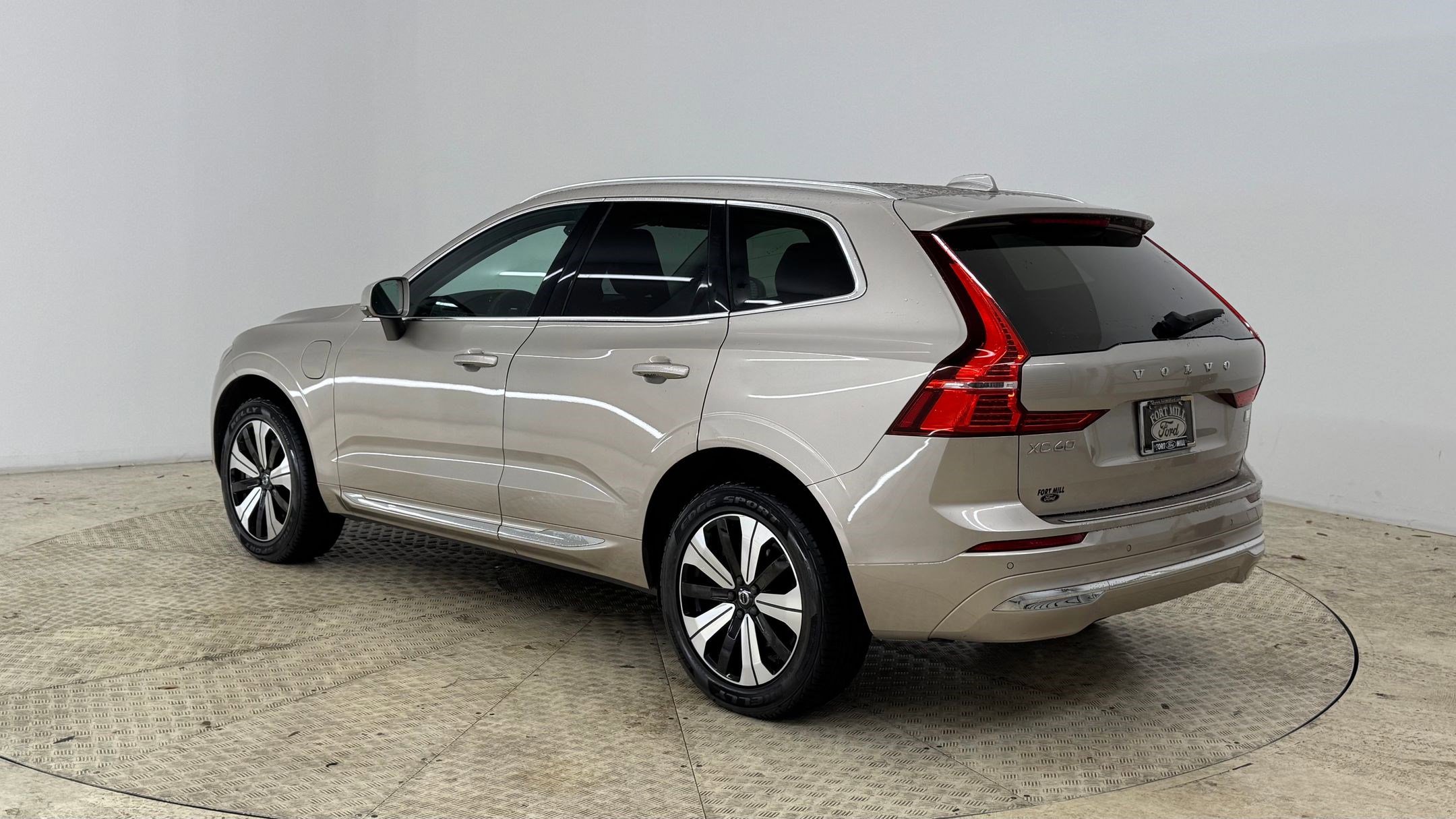 2023 Volvo XC60 Recharge Hybrid Core photo 3