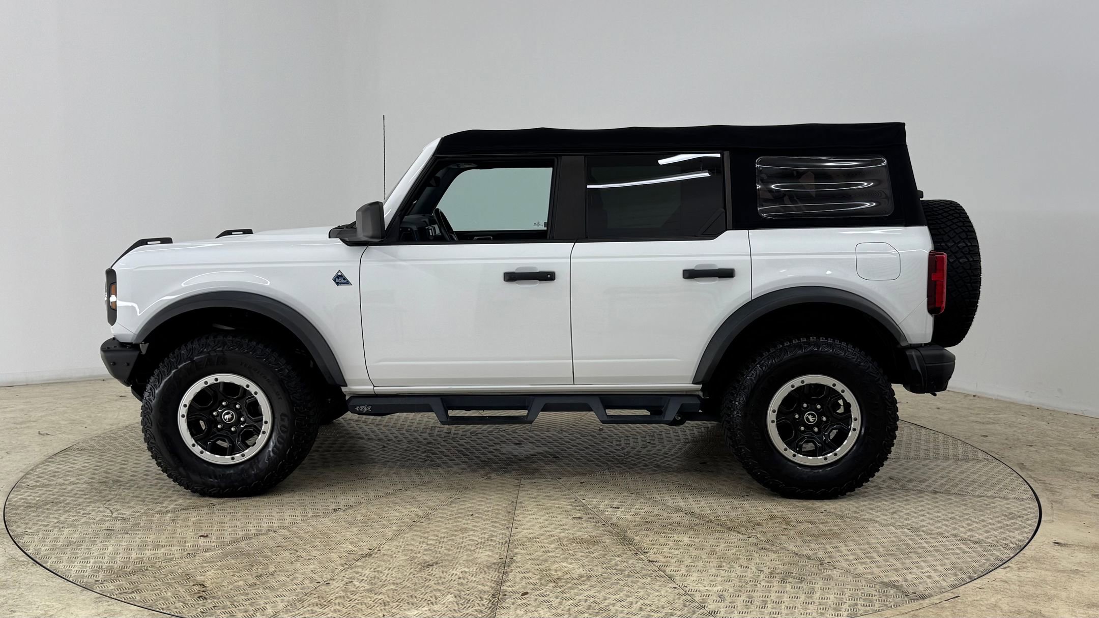 2021 Ford Bronco Black Diamond photo 2