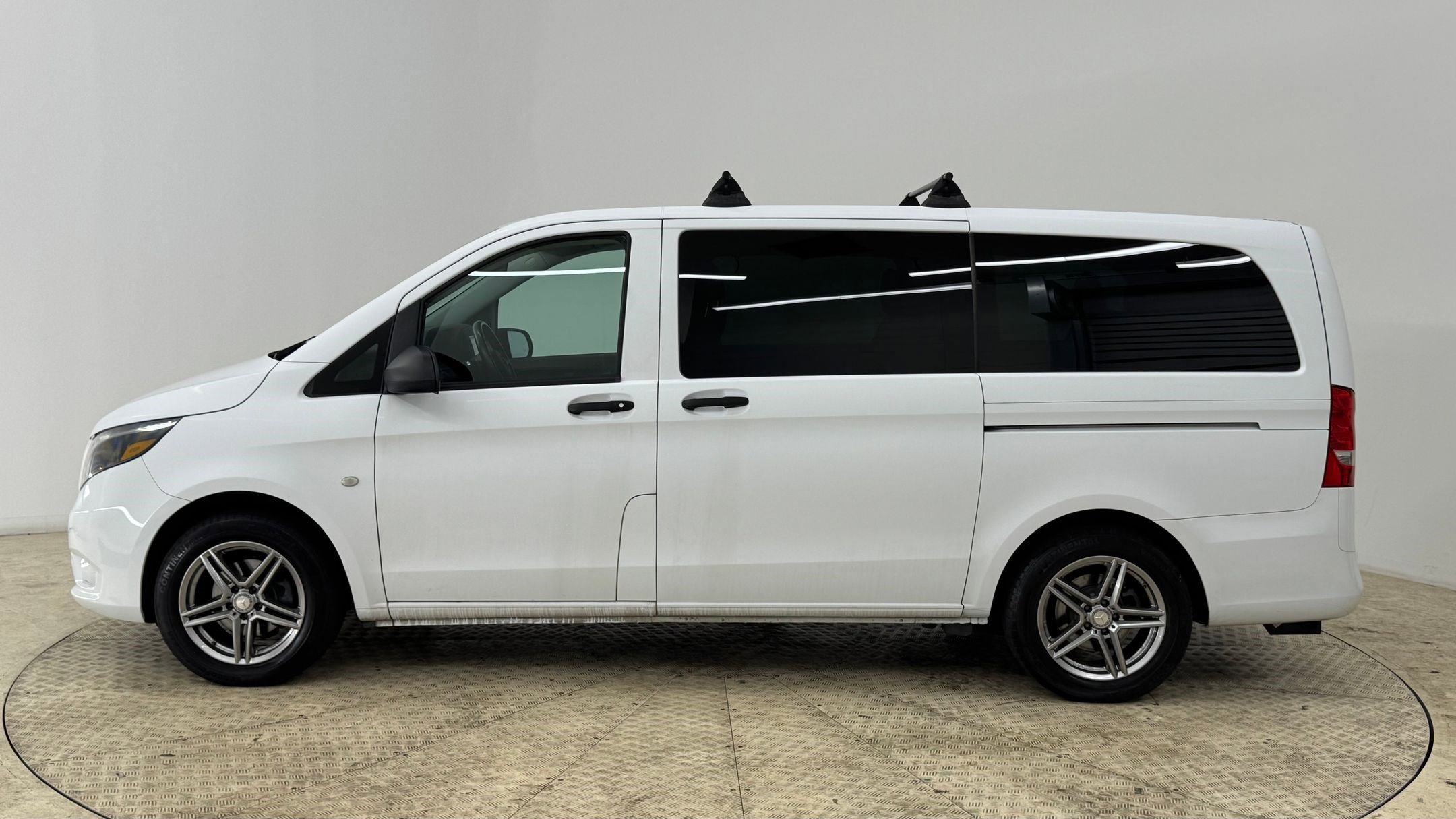 2017 Mercedes Benz Metris Van photo 2