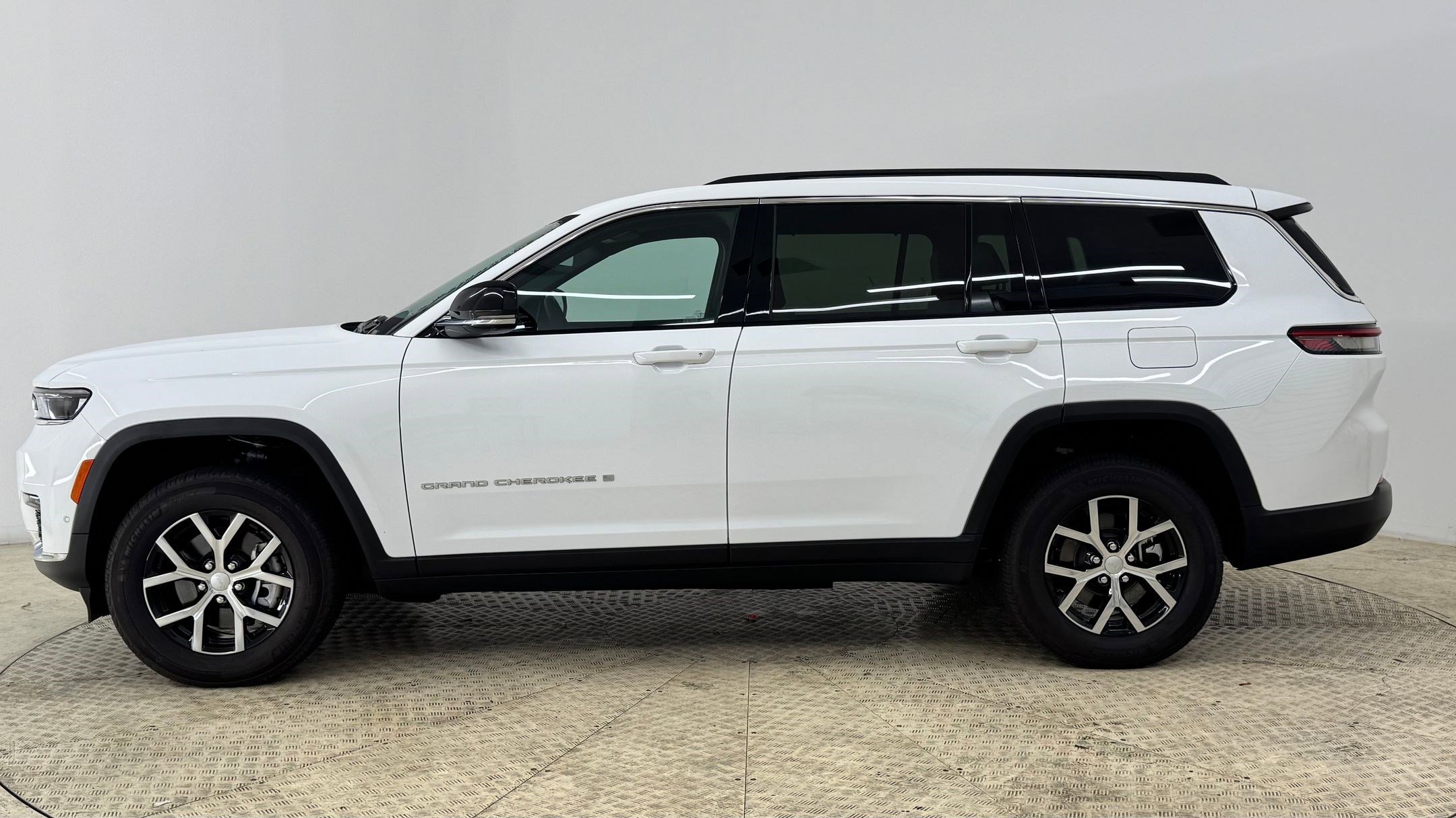 2025 Jeep Grand Cherokee Limited photo 2