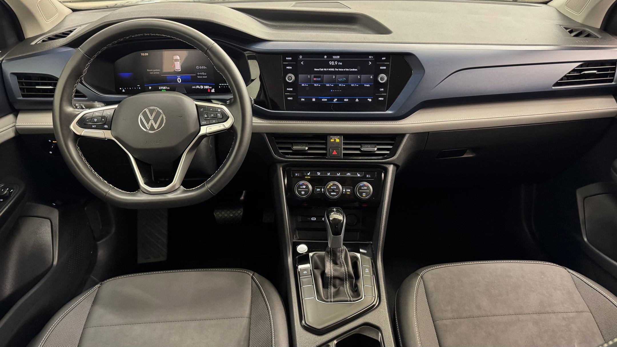2024 Volkswagen Taos SE photo 4