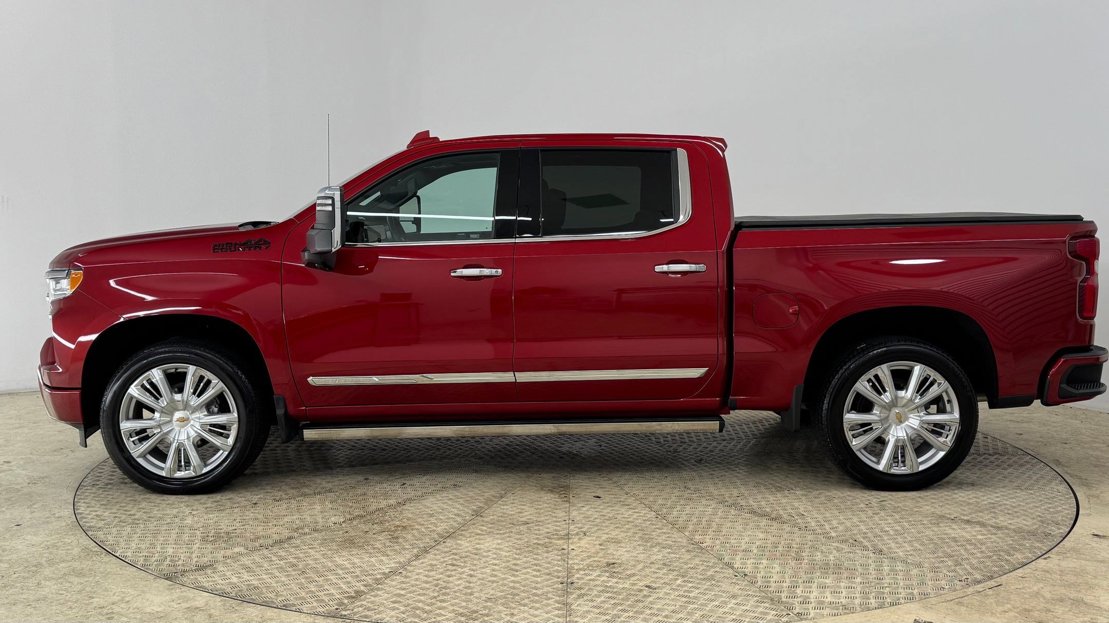 2024 Chevrolet Silverado 1500 High Country photo 2