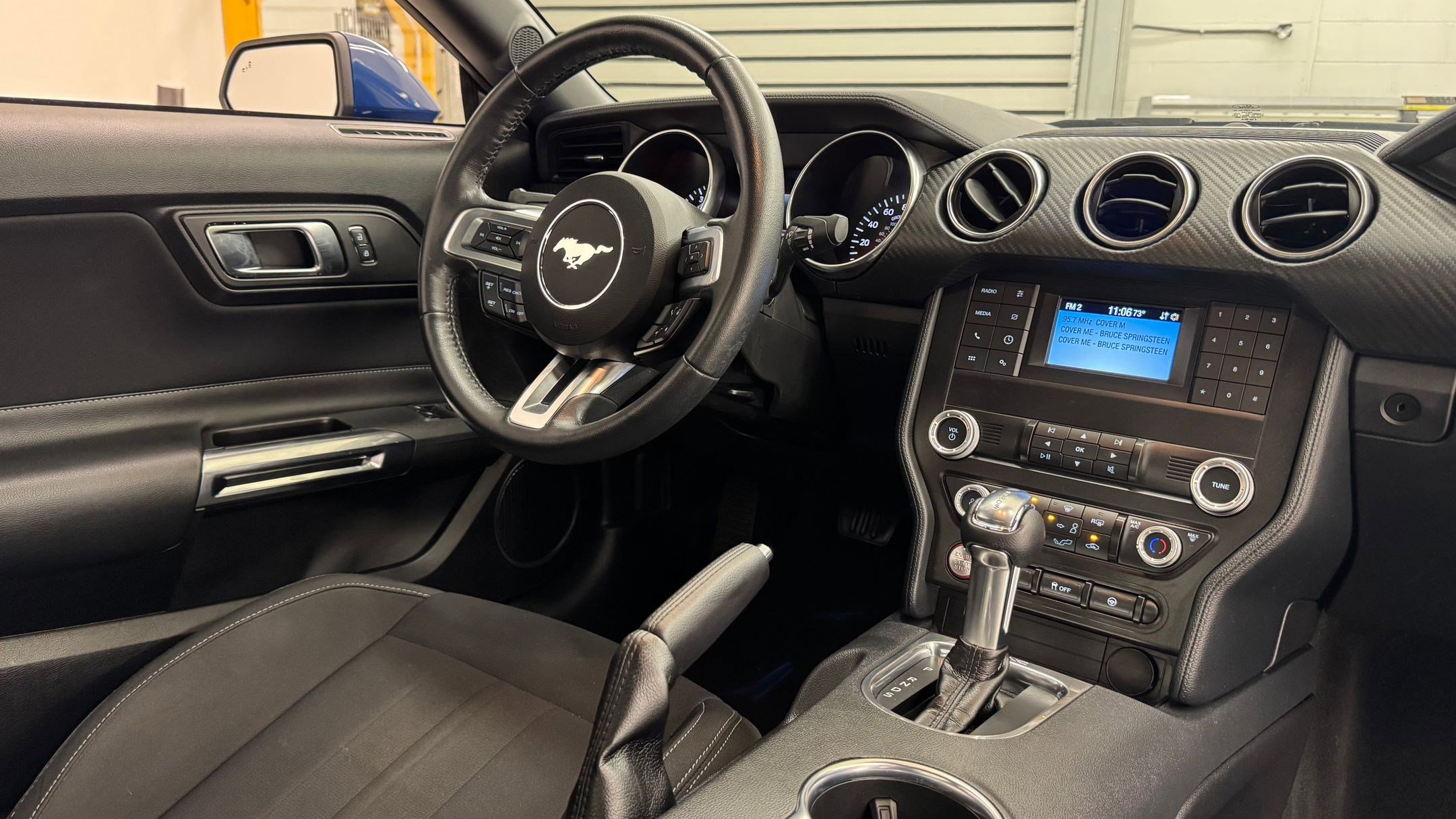 2022 Ford Mustang EcoBoost photo 4