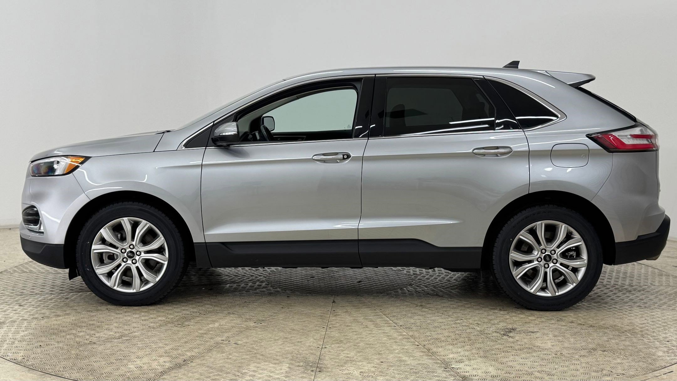 2024 Ford Edge Titanium photo 2
